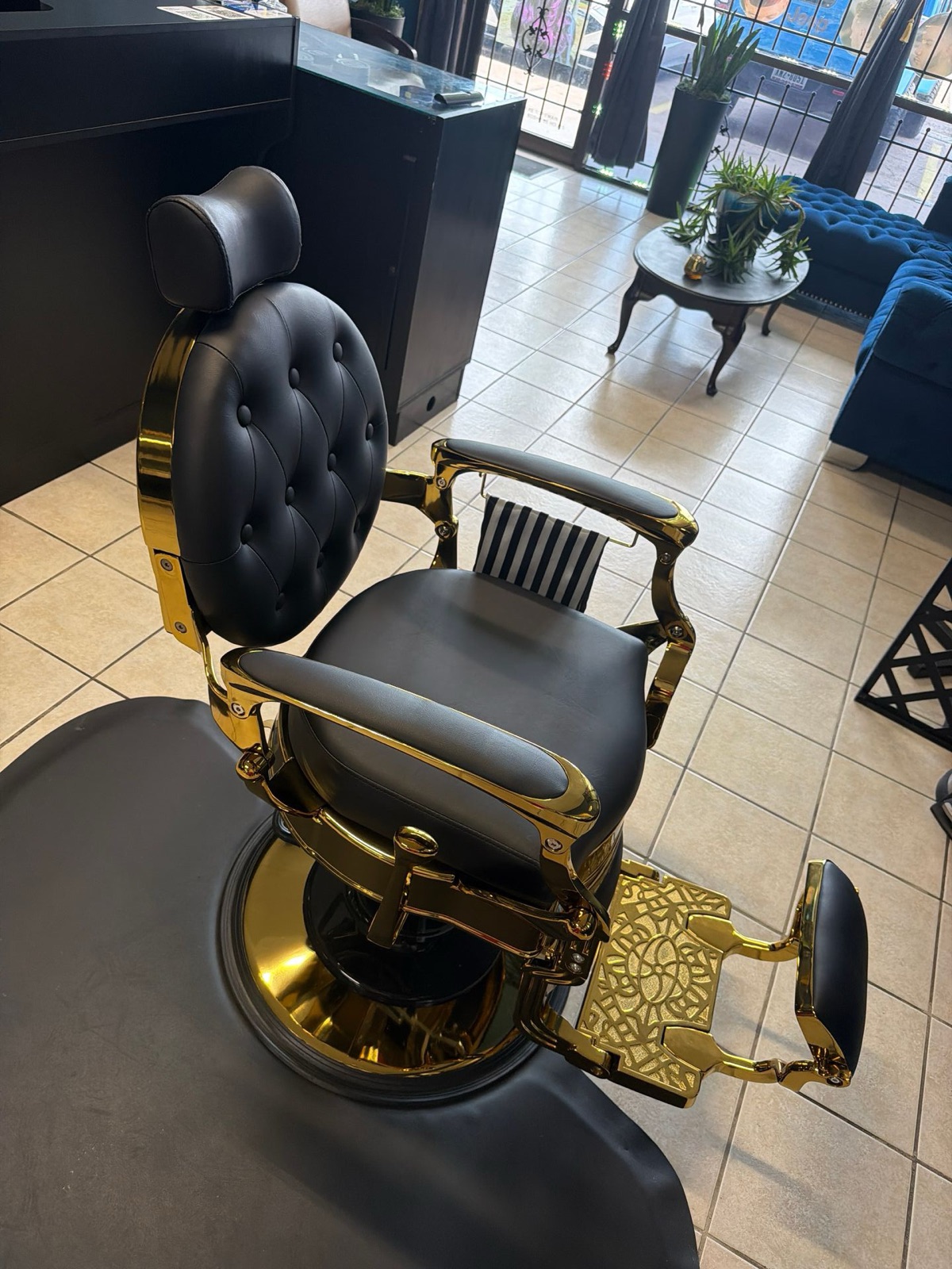 Silla de barbero clásica en negro y dorado